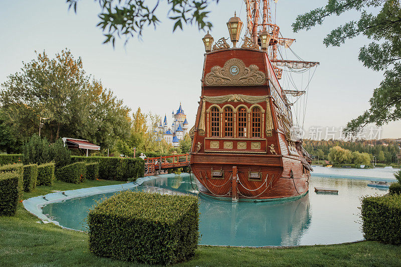 Eskisehir saazova公园的童话城堡和海盗船。爱斯基希尔安纳托利亚旅游中心